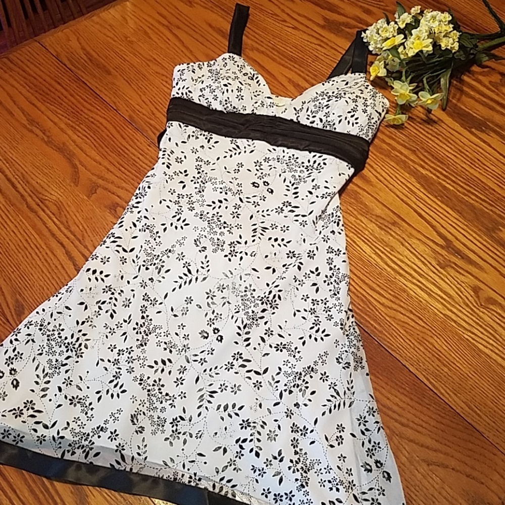 Taboo NWT Black & White Floral Dress - Medium